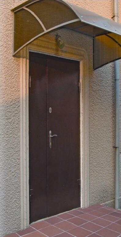 Входная металлическая дверь для дома Классик в интерьере