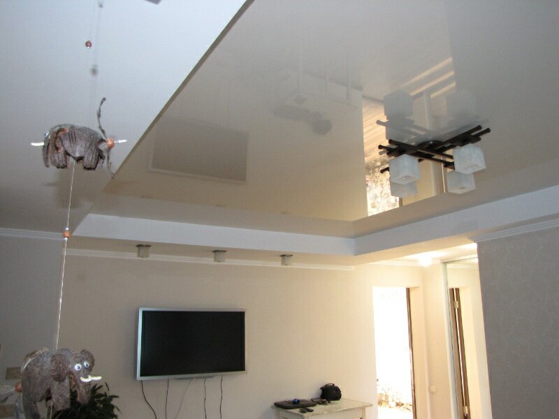 вид лакового натяжного потолка в квартире Запорожья
