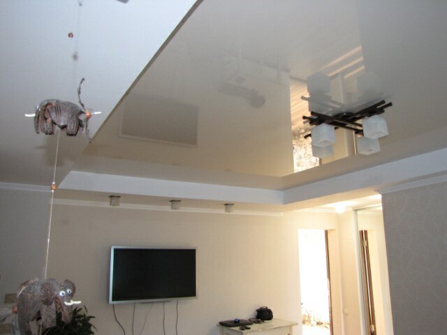 глянцевый натяжной потолок в гостиной