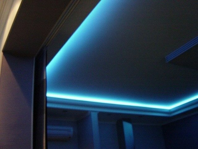 натяжной потолок с синей подсветкой