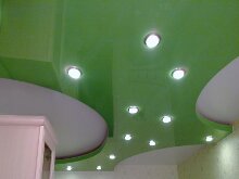 зеленый натяжной потолок с подсветкой